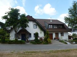 Cosy apartment with private garden in Brachthausen in the Sauerland, hotel with parking in Brachthausen