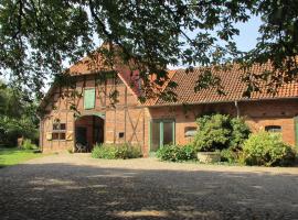 Historic Farmhouse in Hohnebostel with Garden near Lake, semesterhus i Langlingen
