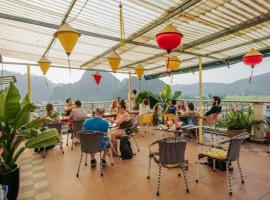 Phong Nha Jasmine Hostel & Roof Top Bar، بيت شباب في فونغ نها