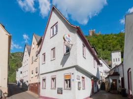 Cosy holiday home in Sankt Goarshausen with barbecue, hotel with parking in Sankt Goarshausen