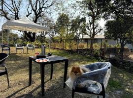 LUXE 2BR Pet-Friendly Farmhouse with PVT Garden, hotel i Dehradun