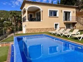 Casa Mas Ambros con piscina desbordante