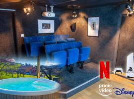 Cinéma Enchanté maison d'hôtes avec écran géant et bain nordique, hotel with hot tubs in Prez-vers-Siviriez