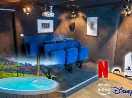 Cinéma Enchanté maison d'hôtes avec écran géant et bain nordique