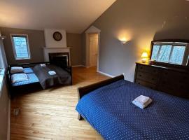 Executive Suite in a Victorian Style Bungalow P4b, homestay in Pickering