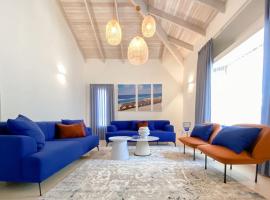 Stylish Villa with Bomb Shelter Close to Shore, hytte i Caesarea