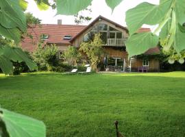 Holiday Home in Auvergne with Roofed Garden and Terrace，Calvinet的度假屋