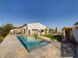 Maison 10 personnes a Eyragues piscine privée, hotel di Eyragues
