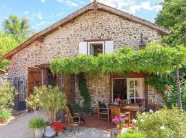 Romantic cottage with shared swimming pool, feriehus i Roussines