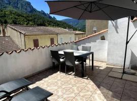 Townhouse in Southern France with a wonderful view, hotel v destinaci Axat