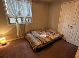 Charming Affordable Accommodation 20 min to Toronto P3, habitación en casa particular en Pickering