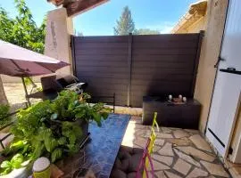 Maison de charme à Autignac avec vue sur jardin et montagne