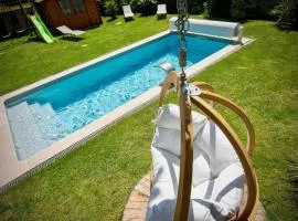 Maison conviviale avec jardin proche Avignon + piscine partagée