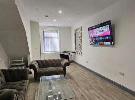 Luxury and modern four bedroom house, hotel in Wibsey