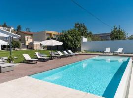 Casa Pelourinho de Louredo with pool, quarto em acomodação popular em Paredes