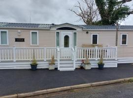 2 bedroom caravan near Llanberis, on the edge of Snowdonia, hotel in Llanddeiniolen