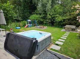 Family home, large garden, playground kids, firepit, terraces, sleeps max 7 and 1 babycot, kids playroom inside, cheap hotel in Ewijk