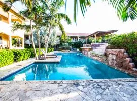CocoCasa 22 Stylish Luxury Apartment with Pool near Jan Thiel Beach