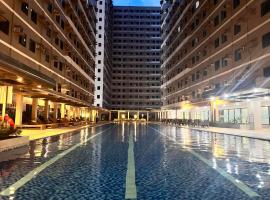 SMDC Green 2 Staycation, The Traditional & Modern Fusion Condo, hotel s bazénom v destinácii Pasong Bayog