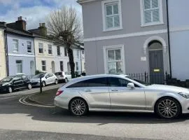 The Lily Pad - Cheltenham Townhouse, a short walk to Town Center and Racecourse