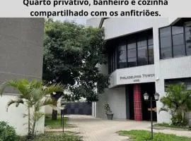 Quarto na região central com alexa integrada e sacada