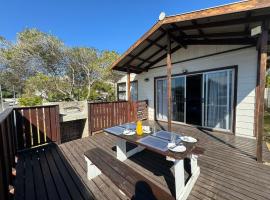 Loddeys Beach House, holiday home in Strand
