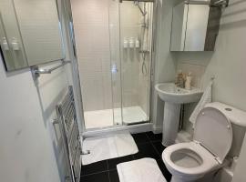 Tony's Court Beautifully furnished 2 Bedrooms apartment, hotel in Colindale
