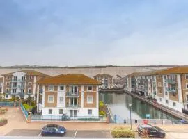 Stylish Seaside Stay – Brighton Marina Views