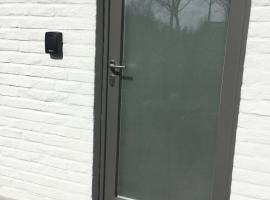 Gezellige studio met terras en gratis parking, hotel v destinaci Oudenaarde