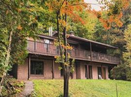 Private Rustic Lodge w/ Lakefront Views、Mindenのホテル