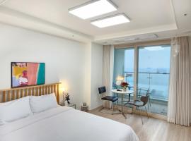 Sokcho Summitbay 1709 "Ocean View", serviced apartment sa Sokcho