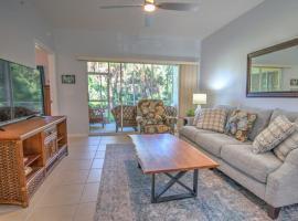 Coral Falls of Lely w Tiki Huts & Heated Pool, vacation home in Lely Resort