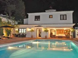 1102 Villa with pool ,lounge, BBQ ,direkt in Marbella