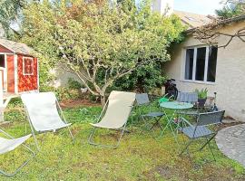 Charming Tiny house with quiet garden, 15min from Paris, nastanitev z opremo za kuhanje v mestu Saint-Maur-des-Fossés