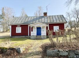 Small red cottage located close to forest outside Virserum, prázdninový dům v destinaci Virserum