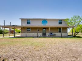 Pet-Friendly Cabin on 3 Acres 7 Mi to Uvalde!, hotel with parking in Uvalde