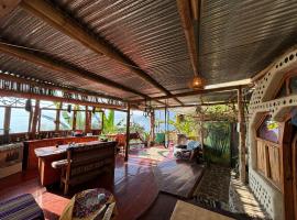 Earthship 3 levels FAMILY apartment with lake view, sumarbústaður í San Marcos La Laguna