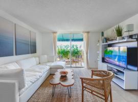 Lux Condo at Yacht Club 10 min from Beach, hotel with pools in Miami