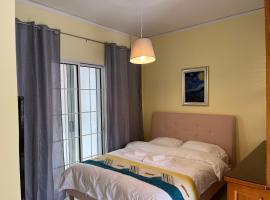 Qqueen House, hotel with parking in Piraeus