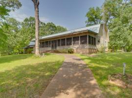 Beautiful Toledo Bend Retreat with Private Dock, hotel in Many