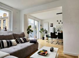 Maison proche du vieux Lille et de la citadelle avec place parking, hotel in Lambersart