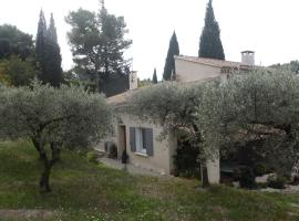 2 chambres au calme Villa Chrisma Provence โรงแรมในOrgon