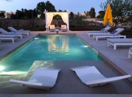 B&B Casa Karina Pool&Rooms, отель типа «постель и завтрак» в городе Спеккья