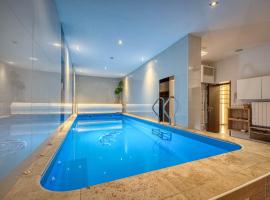 La Villa - Piscine / Karaok&eacute; / Jeux, hotel com piscina em Fontaine