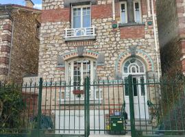 Rez de chaussée et 1er étage et jardin dans Maison individuelle, hotel with parking in Enghien-les-Bains