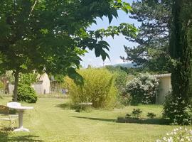 Petit havre de paix au coeur du Luberon avec sauna, pet-friendly hotel sa Gargas