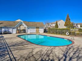 Cozy Greensboro Townhome with Community Pool and Grill, stuga i Greensboro