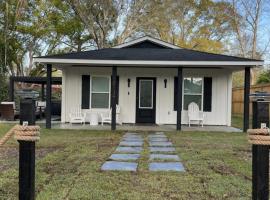 Love Shack in Foley/ Hot Tub / Modern Cozy, cottage a Foley