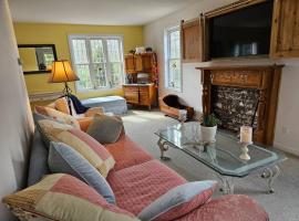 Large 3BR Home in Bar Harbor / Town Hill [Deer Run], hotell i Bar Harbor