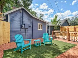 Charming Half Pint Downtown Stay Pet Friendly, hotel a Colorado Springs